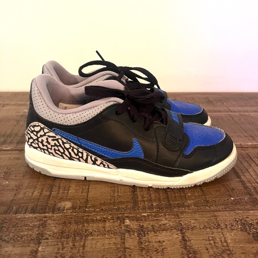Nike blue and black sneakers size 2 (little kids).